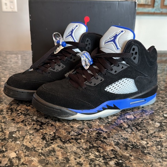 Air Jordan 5 retro Black and Blue Air Jordan Sneakers EUC 5.5Y - Picture 4 of 16